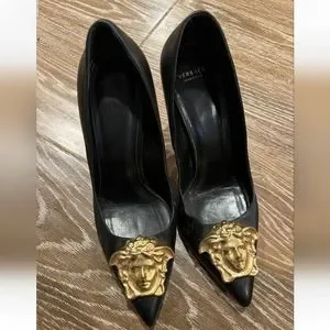 VERSACE★素敵！BLACK LEATHER GOLD MEDUSA HEAD HEEL PUMPS NIB VERSACE BLACK PATENT LEATHER GOLD MEDUSA HEAD LOGO HEEL